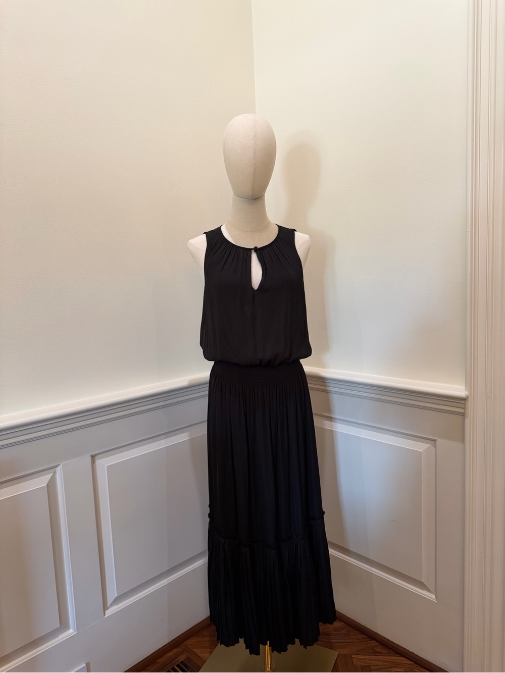 Evereve Black Sleeveless Maxi Dress with Keyhole
